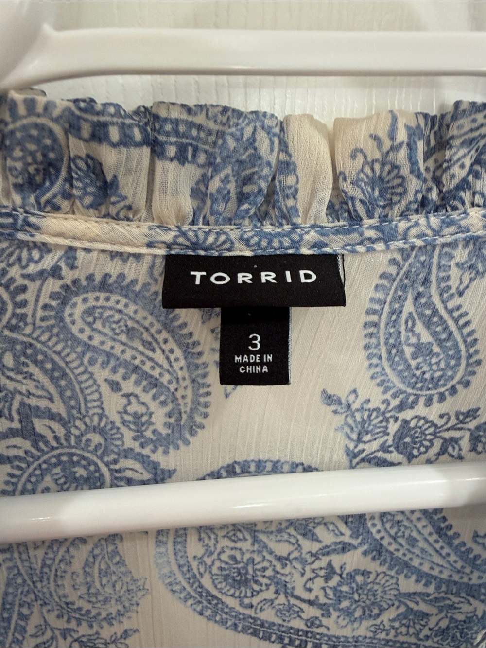 torrid white and Blue Paisley Ruffle Blouse size 3X - Picture 2 of 10